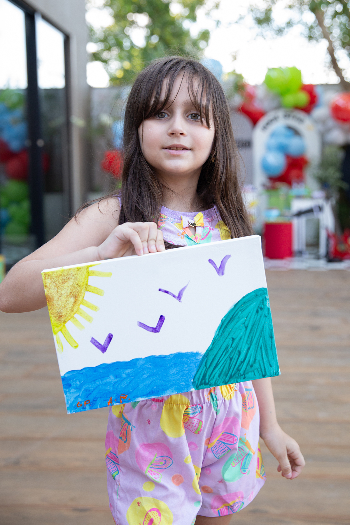 Menina apresentando sua arte durante a festa.