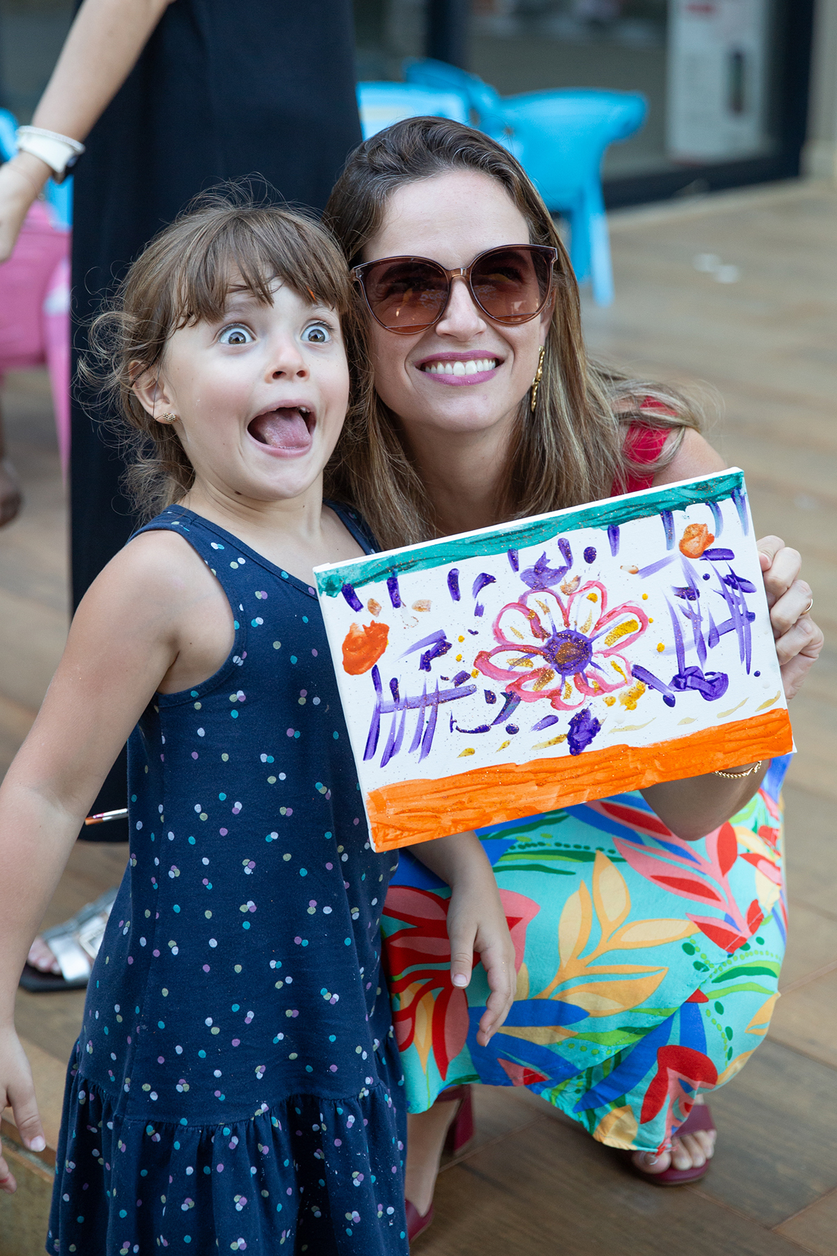 Registro especial de mãe e filha na comemoração.