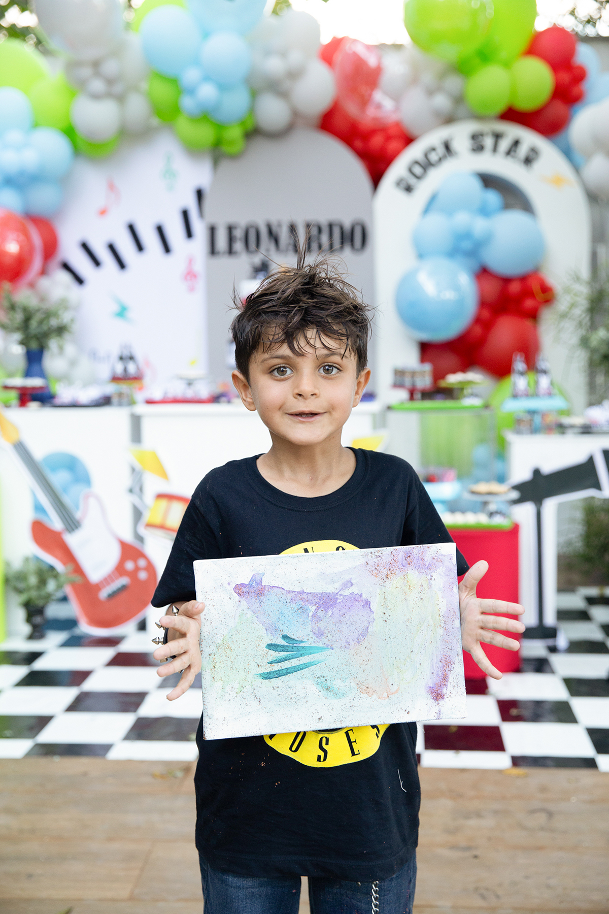 Irmão do Léo exibindo sua pintura durante o aniversário.