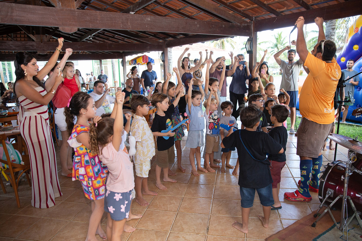 Encerramento da festa com convidados reunidos.