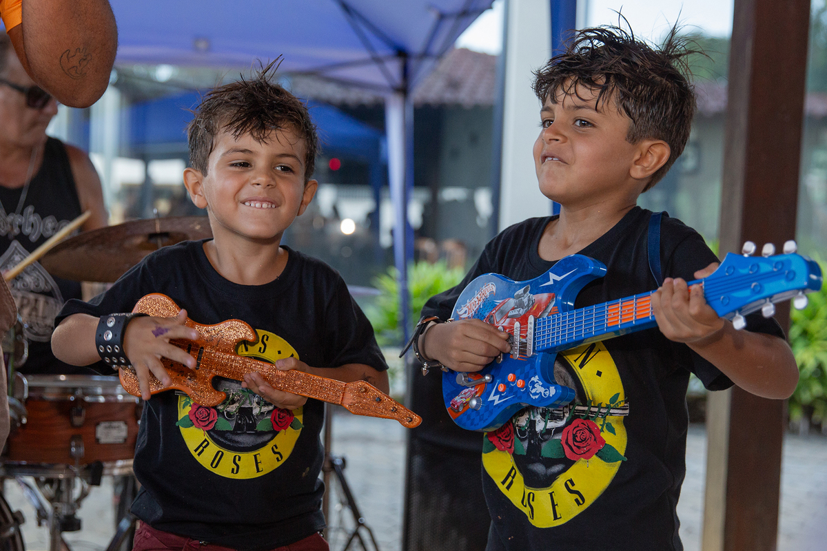 Léo e amigo celebrando os 4 anos com muita alegria.