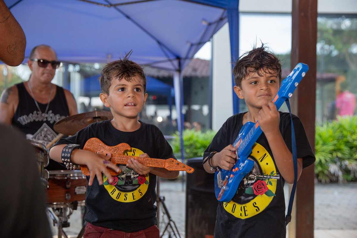 Meninos se divertindo durante a festa de aniversário de 4 anos do Leo em Vila Velha, ES, registrada por fotógrafa especializada em festas infantis.
