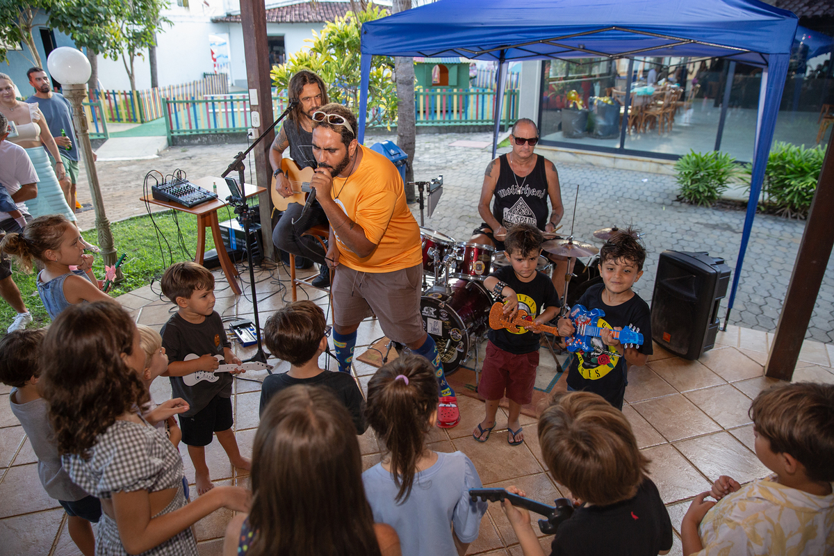 Crianças reunidas participando das brincadeiras no aniversário infantil de 4 anos do Leo, em Vila Velha, Espírito Santo.