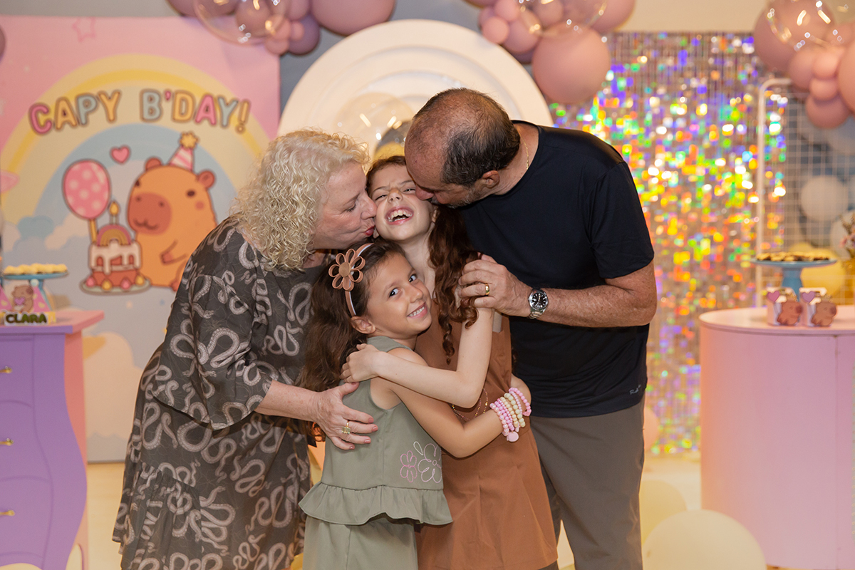 Abraço em família durante o aniversário da Clara.
