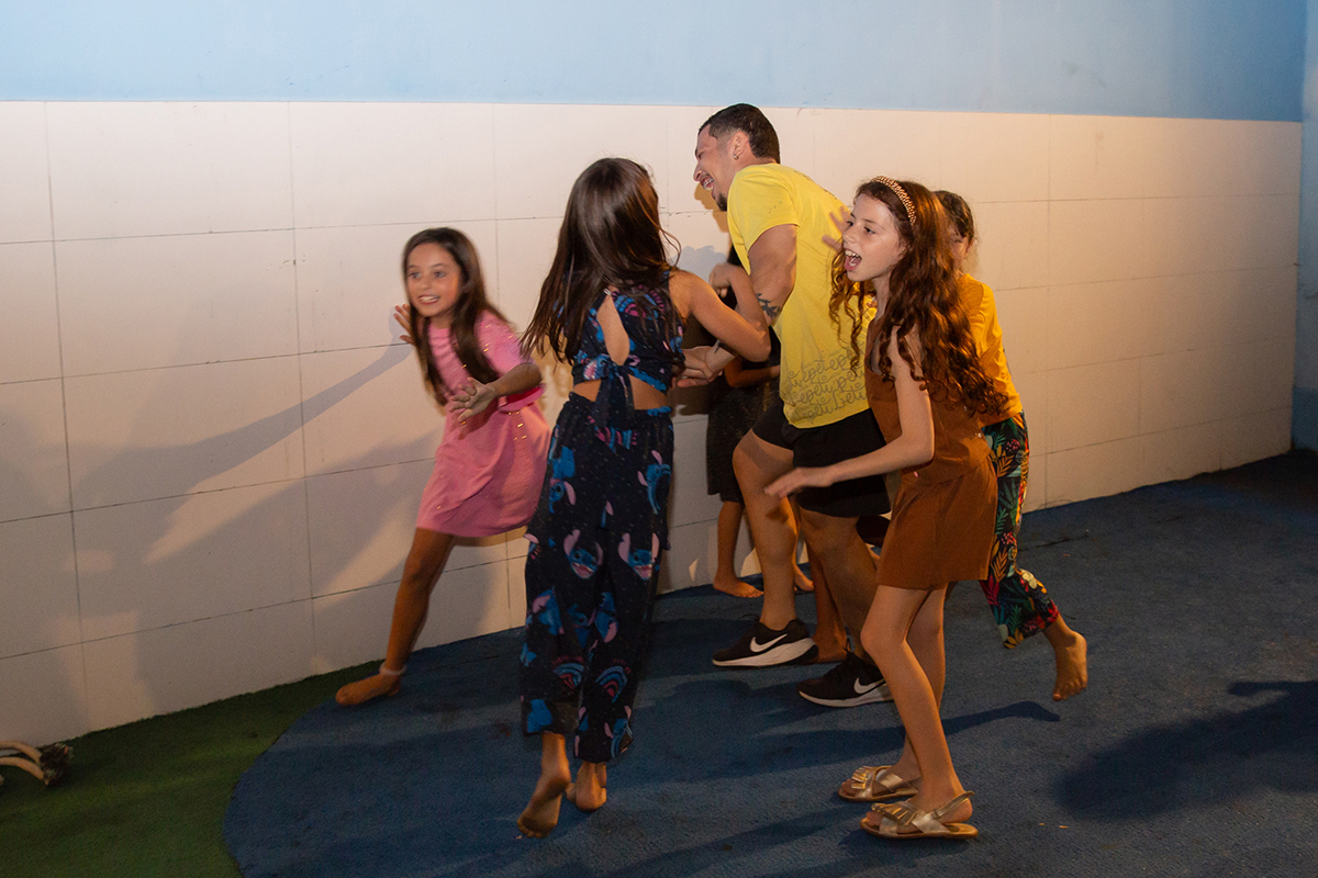 Brincadeiras ao ar livre durante o aniversário.