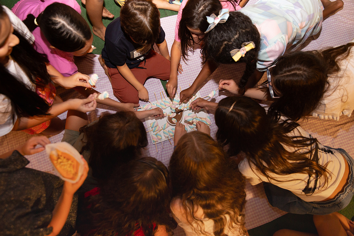 Crianças reunidas em atividade recreativa.