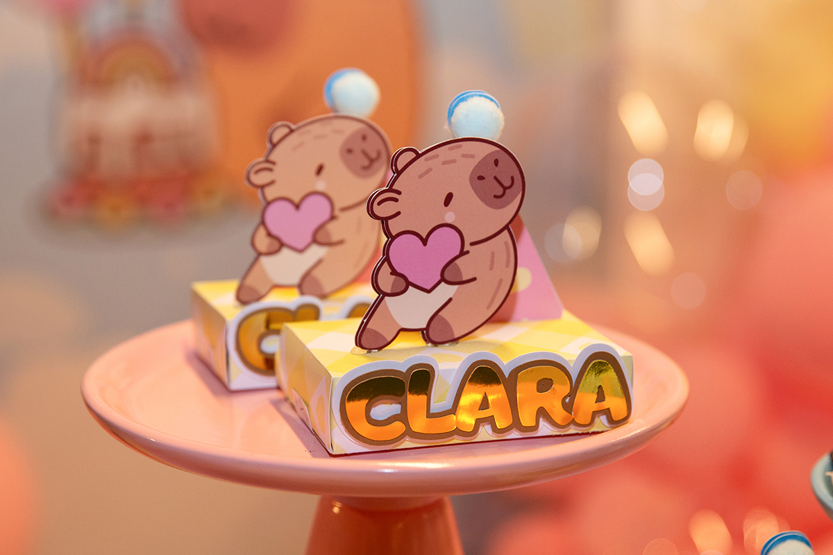 Topo de bolo personalizado com o nome da aniversariante Clara.