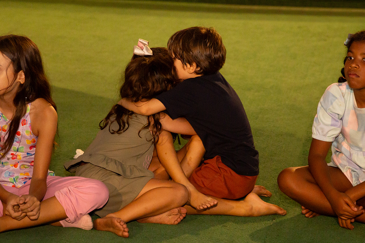 Abraço entre amigos durante a festa infantil.