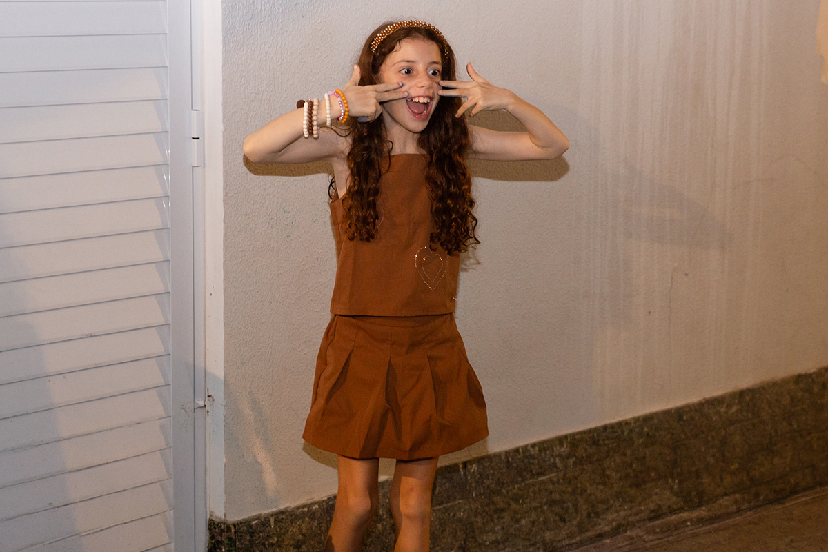 Clara fazendo poses divertidas para as fotos.