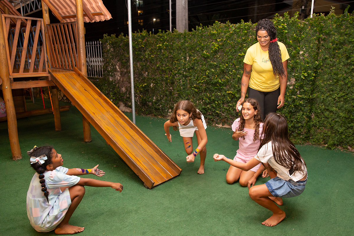 Crianças aproveitando o playground da festa.