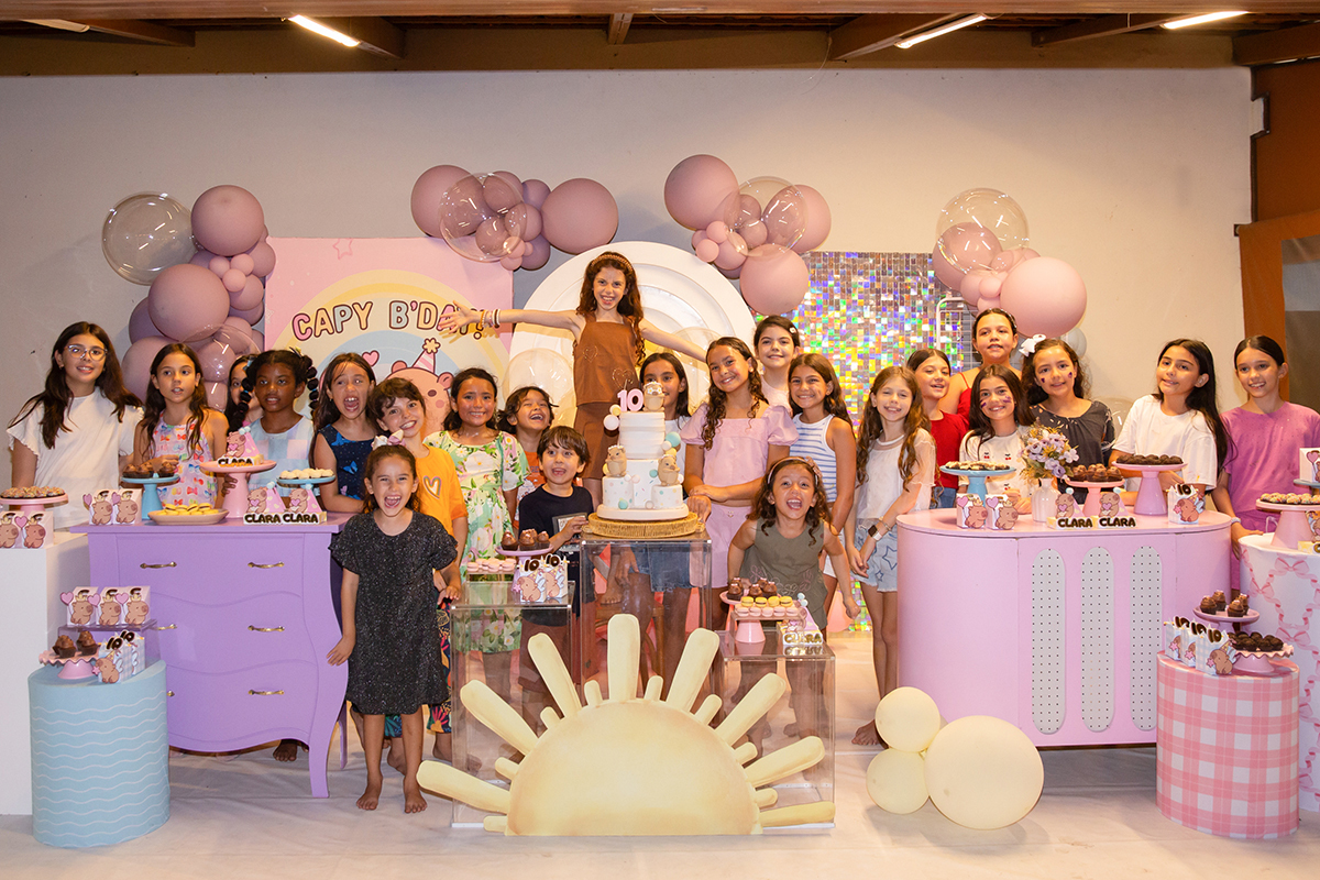 Momento do parabéns no aniversário de 10 anos da Clara.