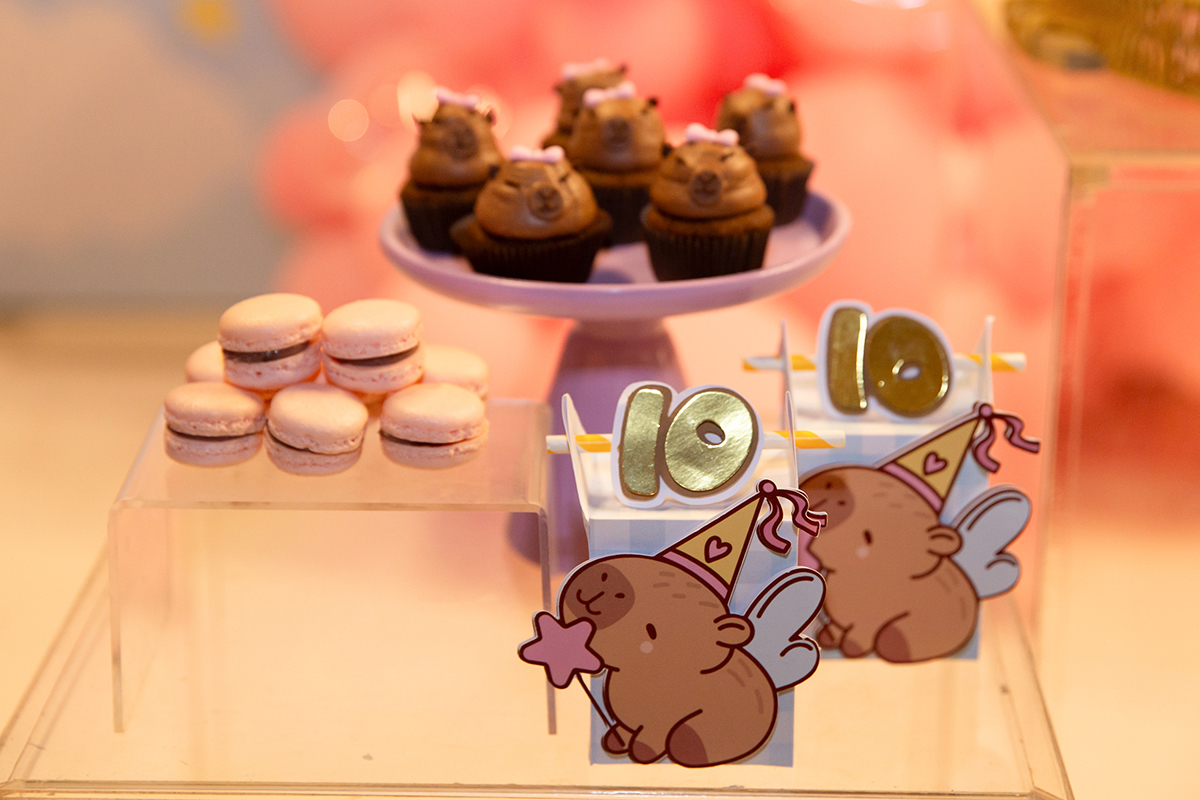 Mesa de doces decorada para aniversário de 10 anos.