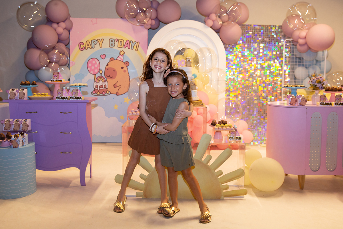 Clara e irmã na entrada da festa.