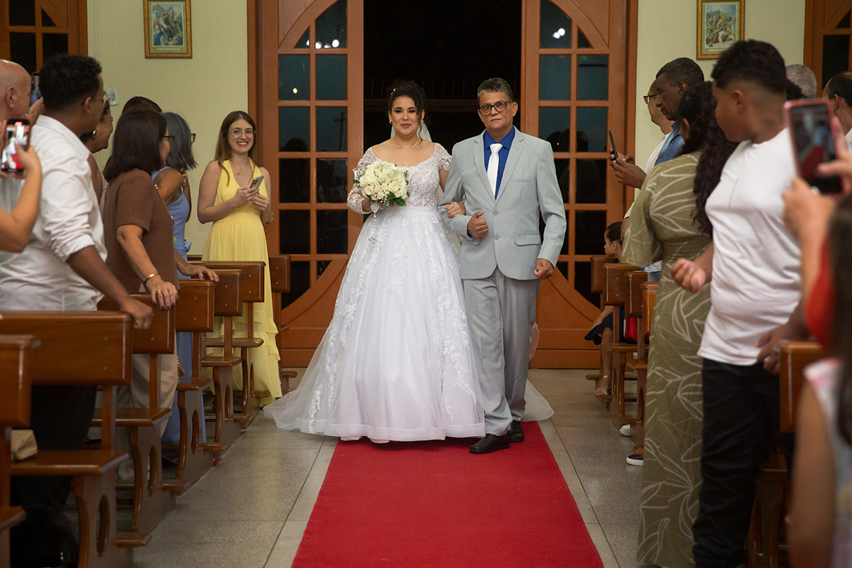 Encontro dos noivos no início da cerimônia religiosa.