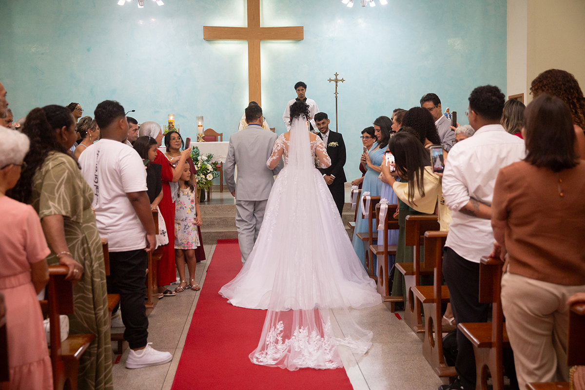 Entrada da noiva pelo corredor da igreja rumo ao altar.
