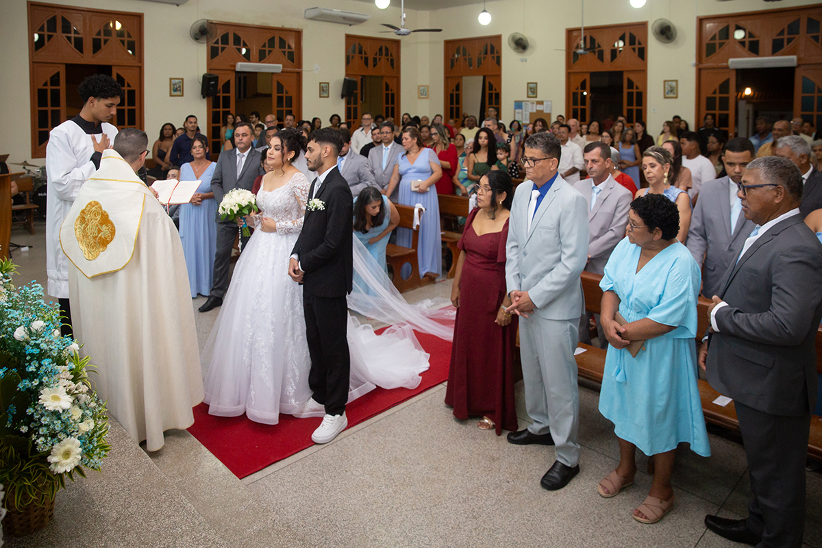Celebração do casamento religioso com familiares reunidos.