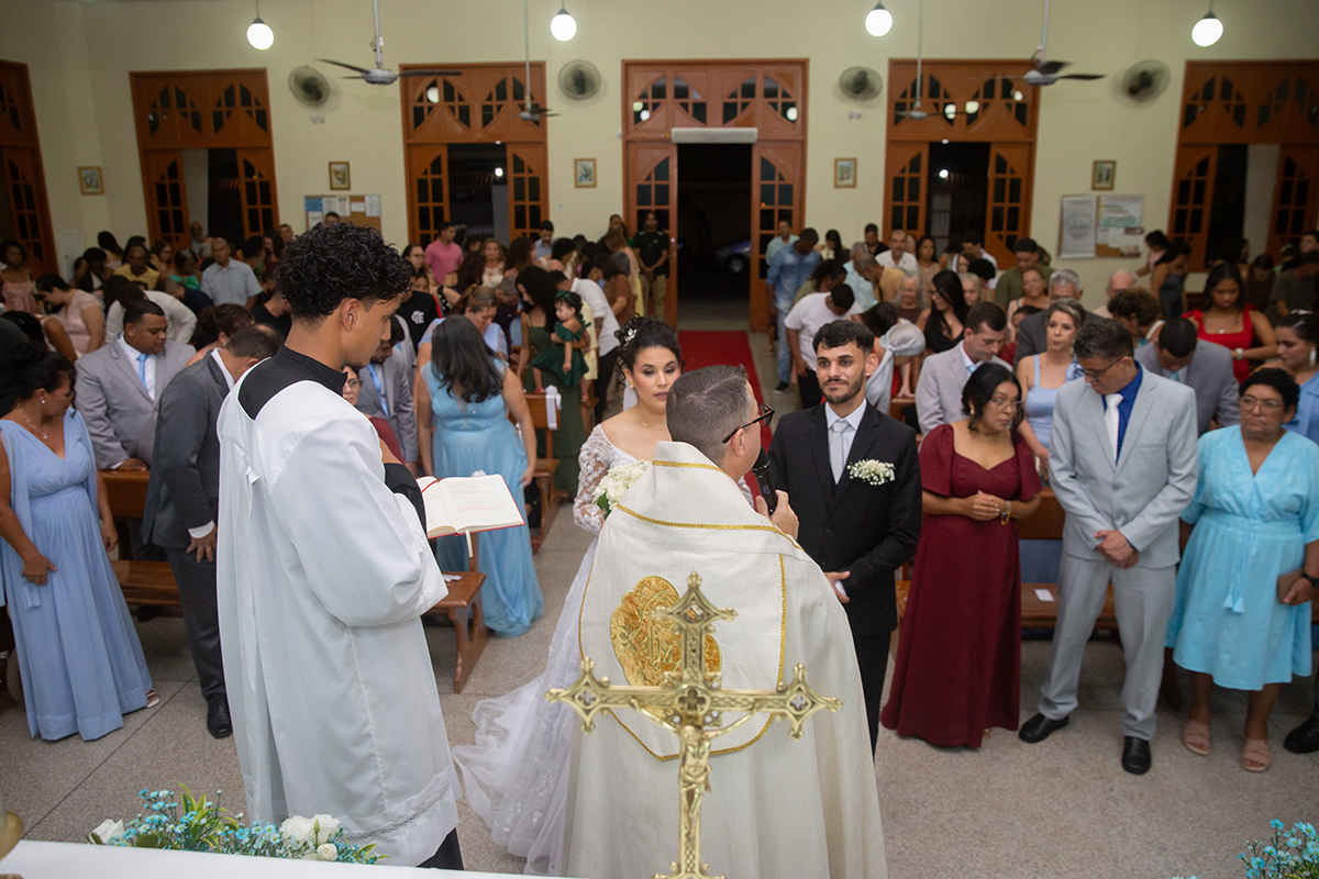 Cerimônia religiosa celebrada diante da família e dos amigos.