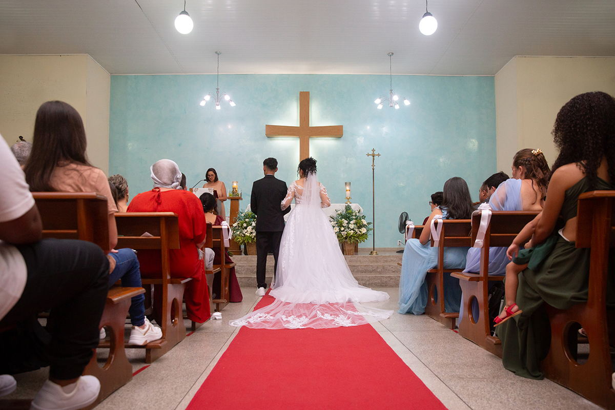Vista geral da cerimônia de casamento na igreja.