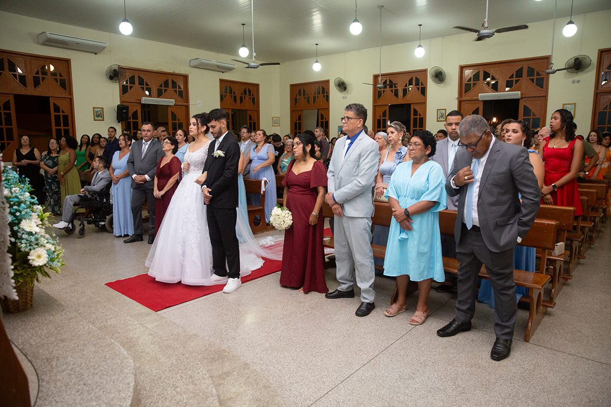 Noivos caminhando pelo corredor durante a celebração.