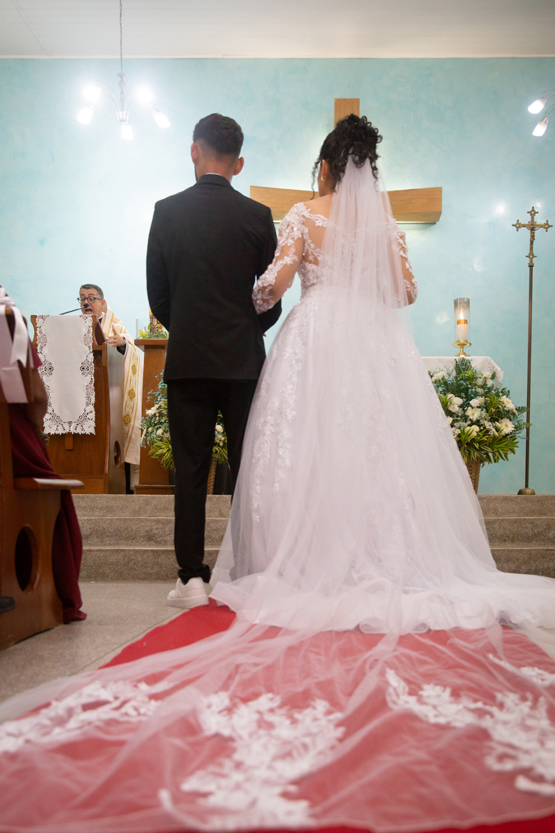 Noivos unidos diante do altar na CEB São Benedito.
