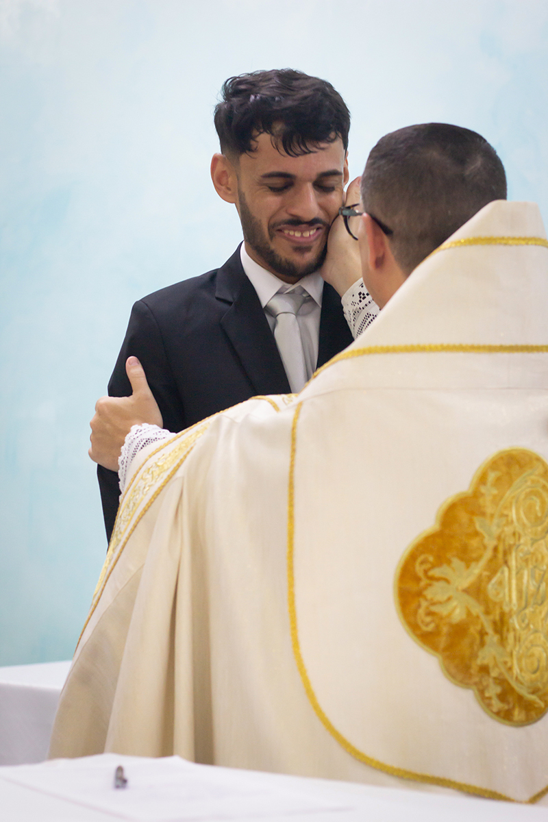 Detalhe da bênção sacerdotal durante a celebração do casamento.