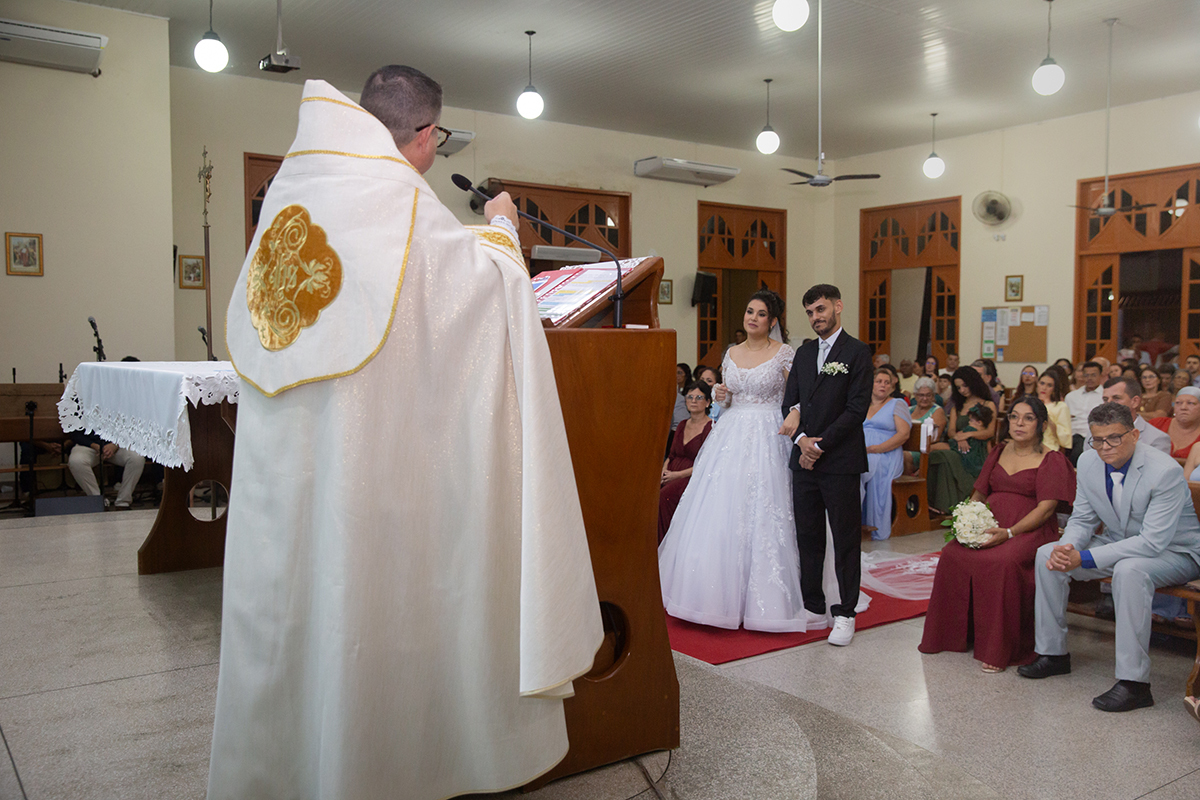 Celebração conduzida pelo sacerdote durante o casamento.