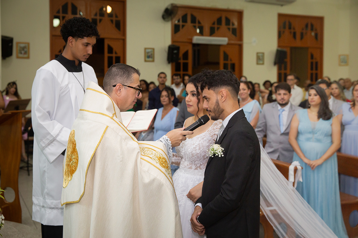 Bênção das alianças durante o casamento religioso.
