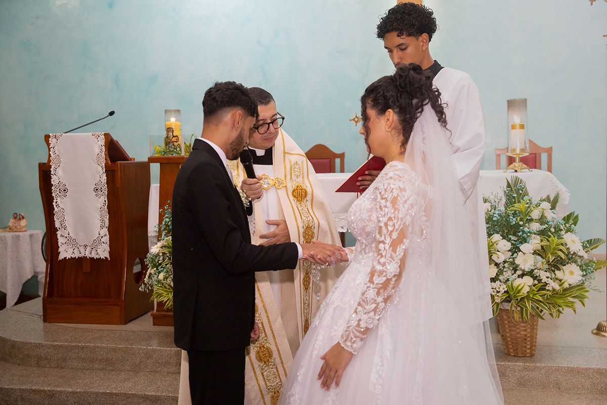 Troca das alianças entre Ester e Renan.
