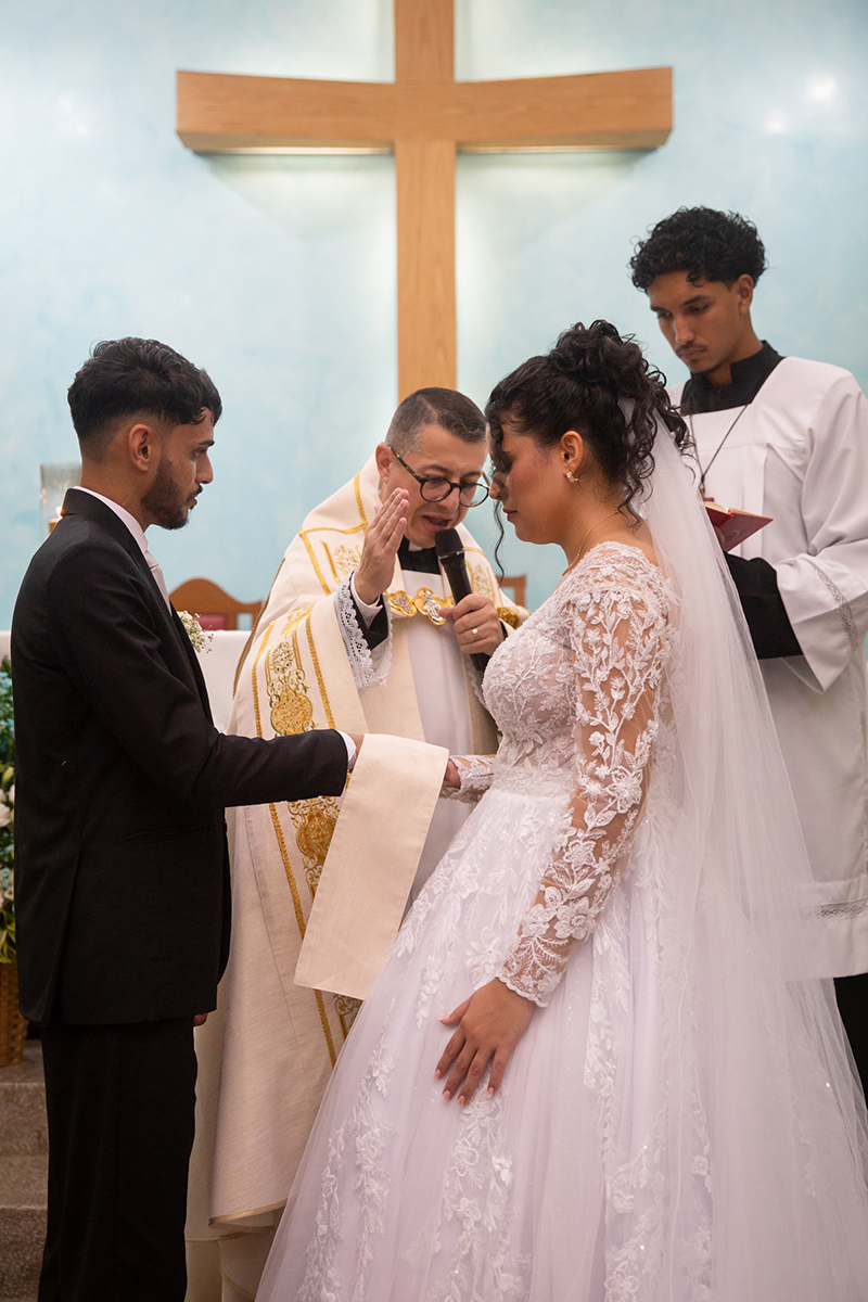 Benção matrimonial durante a cerimônia religiosa.