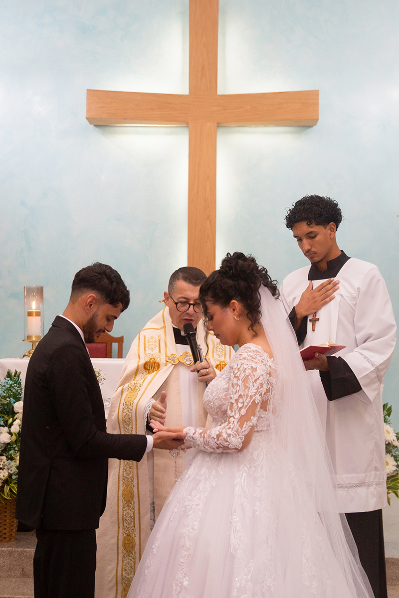 Troca das alianças durante a cerimônia religiosa de Ester e Renan.