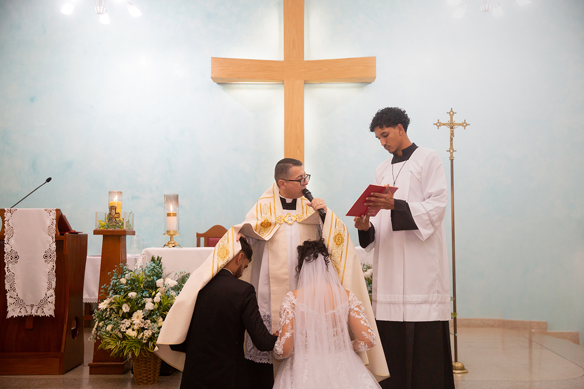 Cerimônia religiosa do casamento de Ester e Renan na igreja.