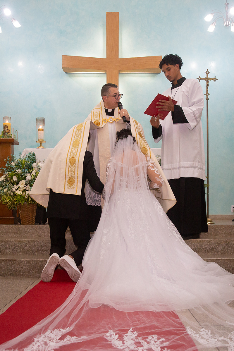 Bênção das alianças pelo celebrante durante o casamento religioso.