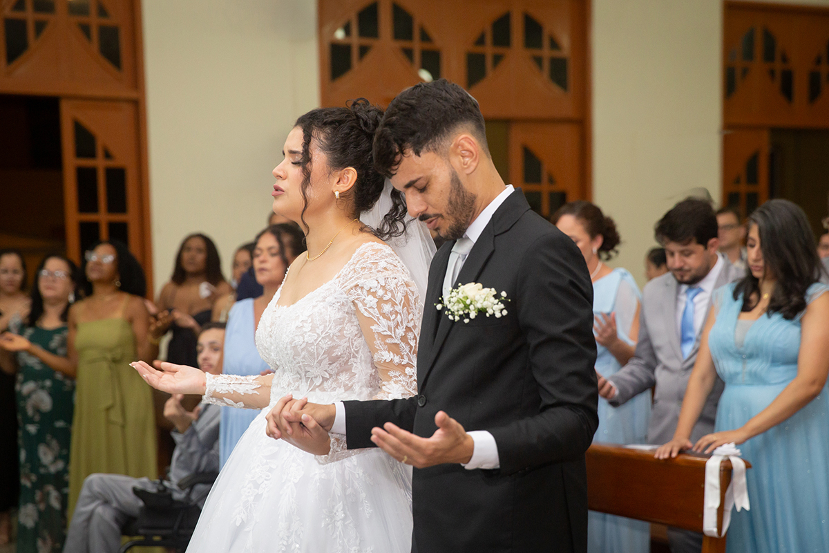 Casal celebrando a união diante dos familiares e convidados.