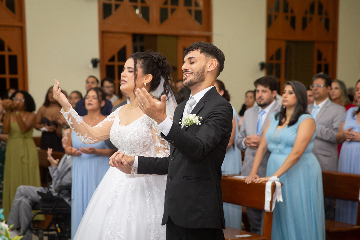 Casal celebrando a união diante dos familiares e convidados.