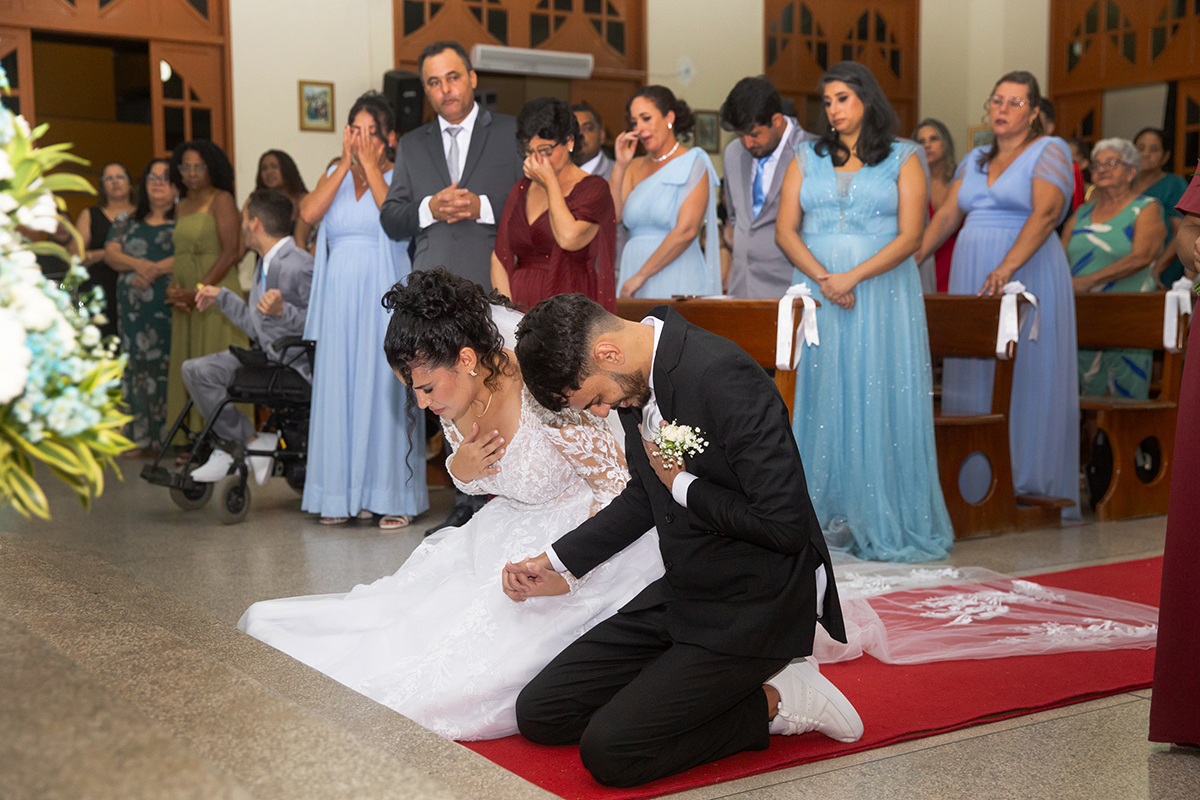 Momento de oração e emoção durante o casamento religioso.
