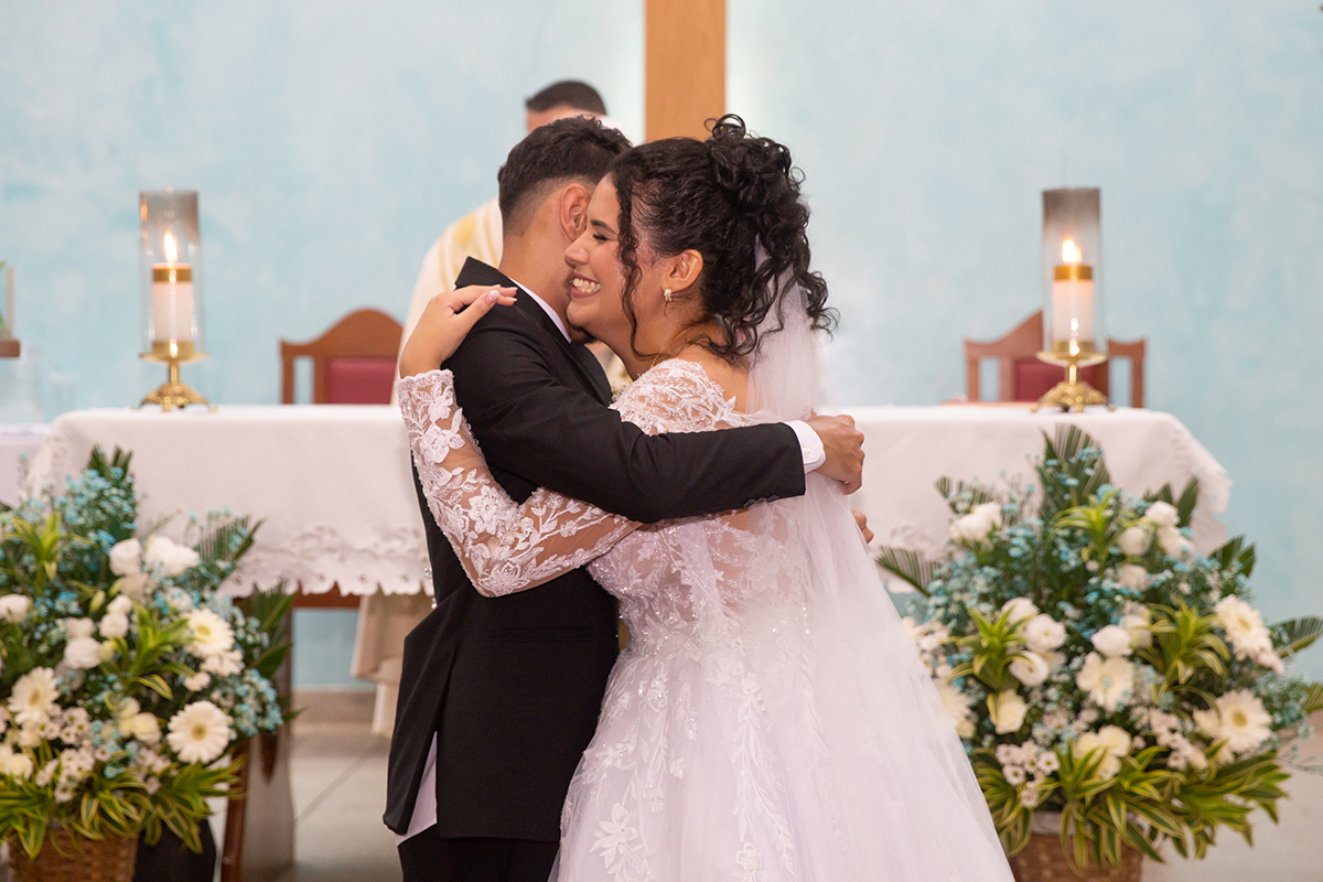 Abraço dos noivos após a bênção matrimonial.