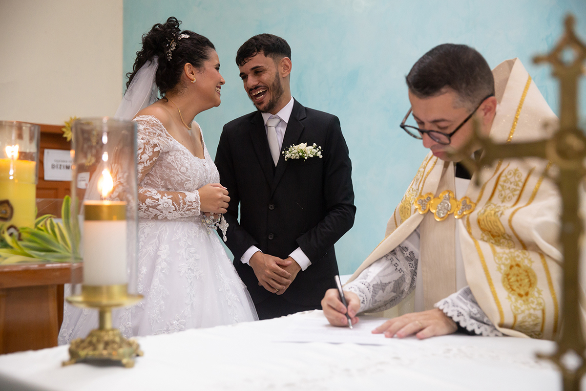 Assinatura dos documentos do casamento religioso no altar.