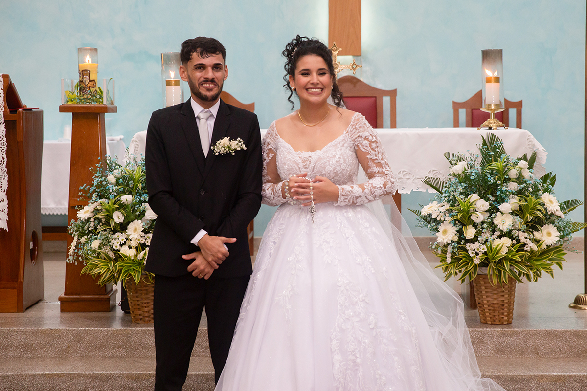 Retrato oficial do casal na igreja após a cerimônia