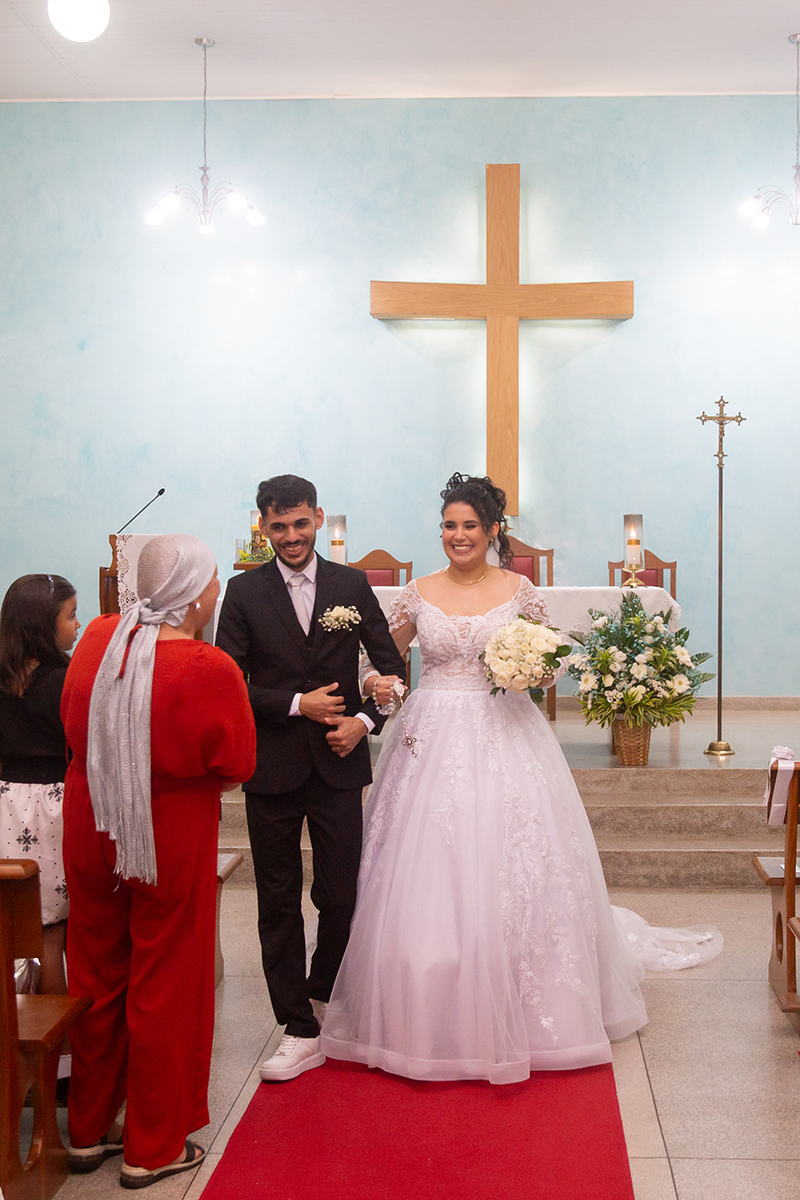 Saída dos noivos da igreja sob os aplausos dos convidados.