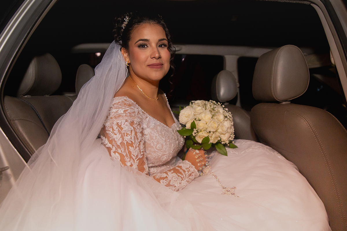 Noiva Ester chegando à igreja para a cerimônia de casamento religioso.