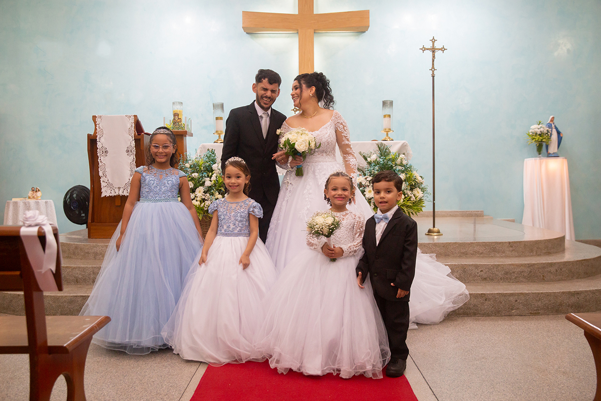 Entrada das daminhas e pajens durante a cerimônia religiosa do casamento de Ester e Renan.