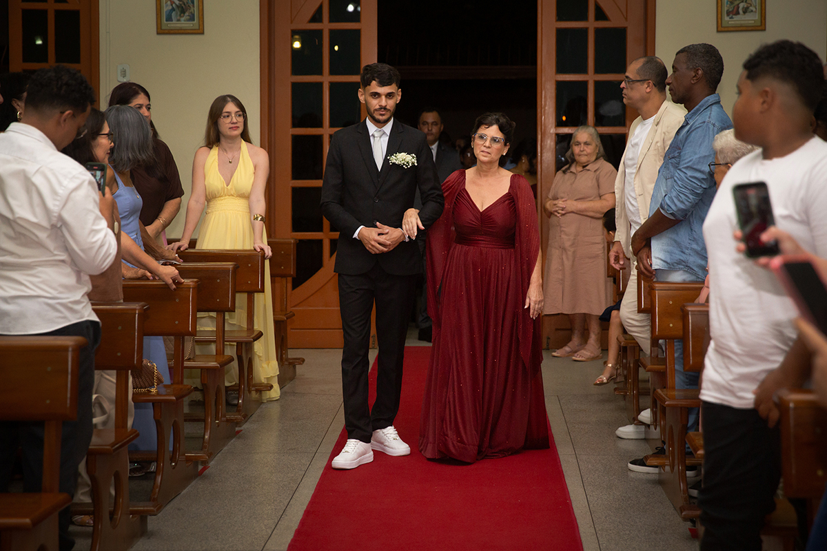 Entrada dos padrinhos na cerimônia religiosa na CEB São Benedito.