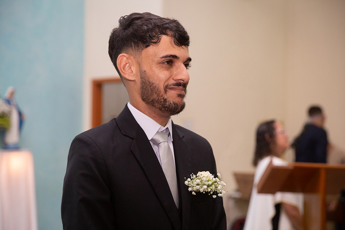 Noivo Renan aguardando a entrada da noiva no altar.