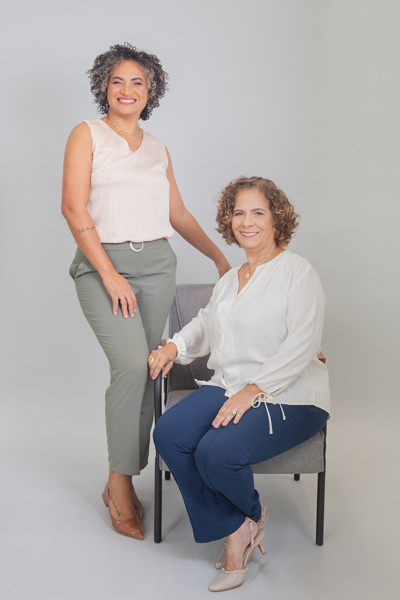 Ensaio corporativo reunindo Vera Lucia e Luciene em retrato profissional da equipe.