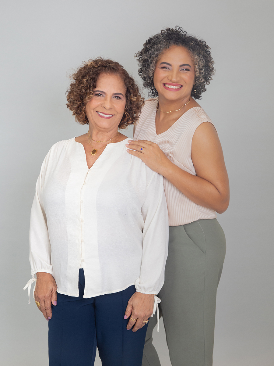 Retrato das corretoras Vera Lucia e Luciene destacando parceria e confiança no atendimento imobiliário.