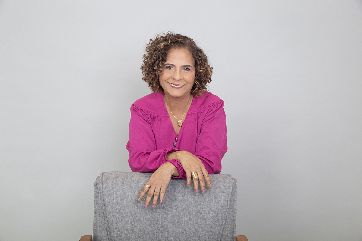 Retrato profissional da corretora Luciene em estúdio para fortalecimento da marca pessoal.
