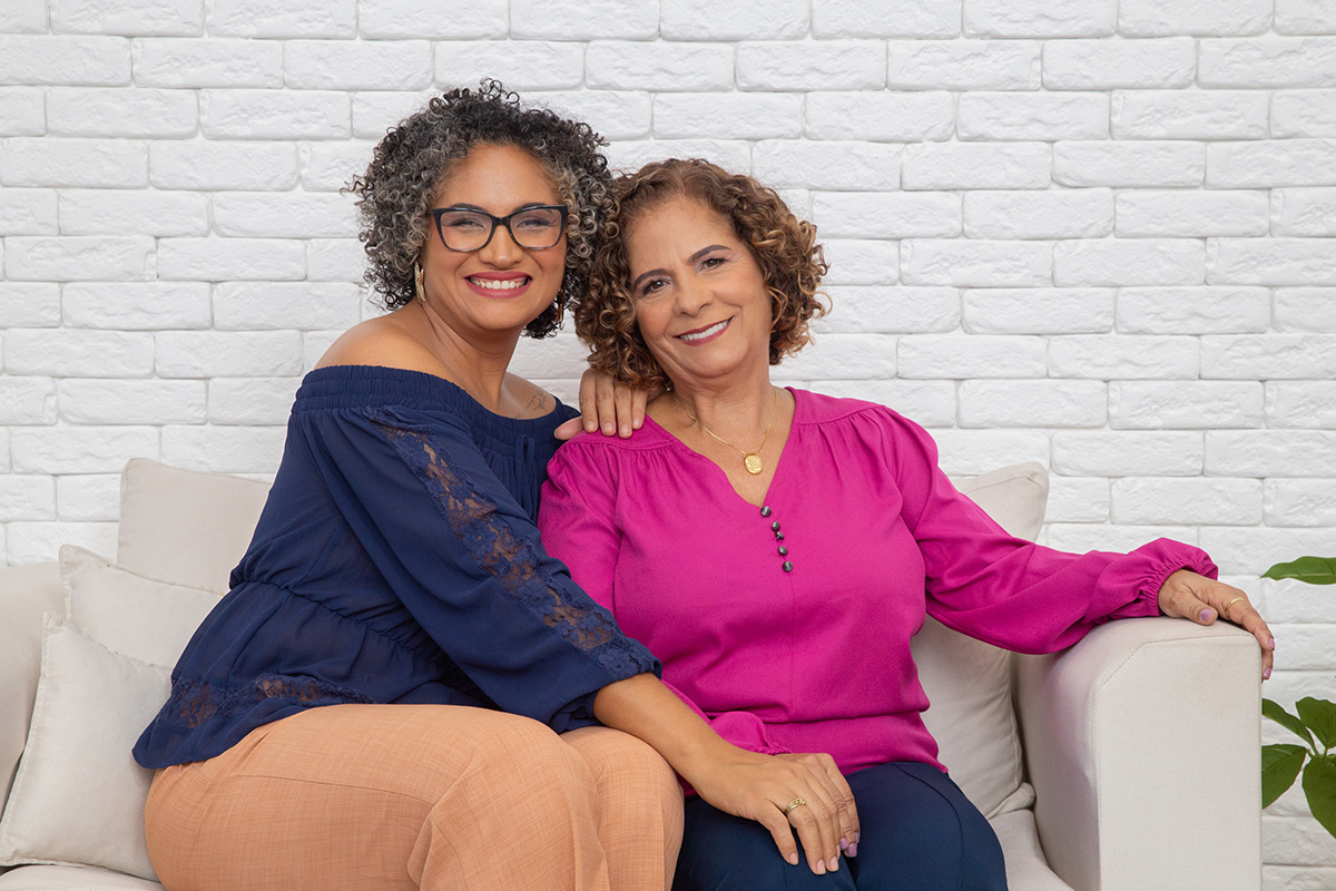 Foto corporativa das corretoras Vera Lucia e Luciene para divulgação da equipe imobiliária.