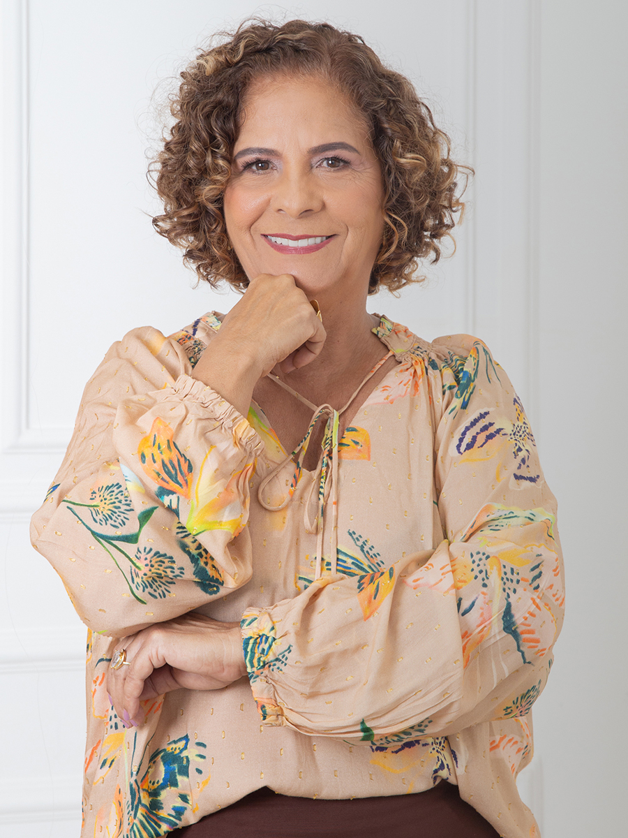 Close profissional de Vera Lucia para branding pessoal no mercado imobiliário.