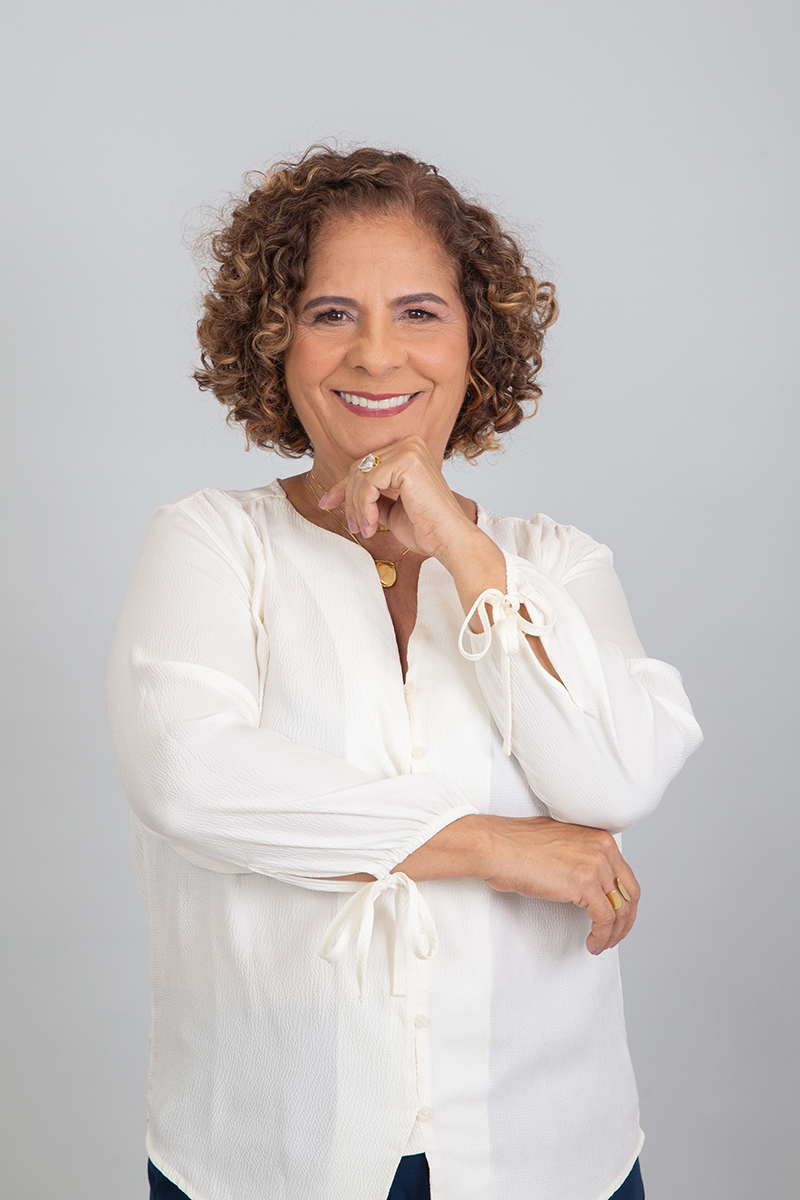Retrato executivo de Vera Lucia com postura confiante em ensaio corporativo.