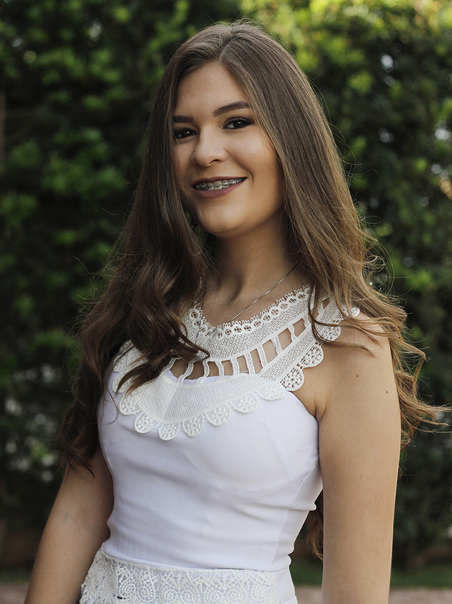 Filha mais nova posa em frente a casa